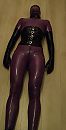 Slaaf in latex, foto 1071x2080, 2 reacties, 7 stemmen