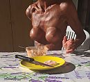 Zelfs aan tafel bloot, foto 2641x2414, 7 reacties, 26 stemmen