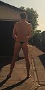 nu lekker in string buiten, foto 1133x2237, 0 reacties, 4 stemmen
