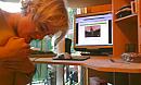 aan de pc 2, foto 2000x1200, 1 reacties, 3 stemmen
